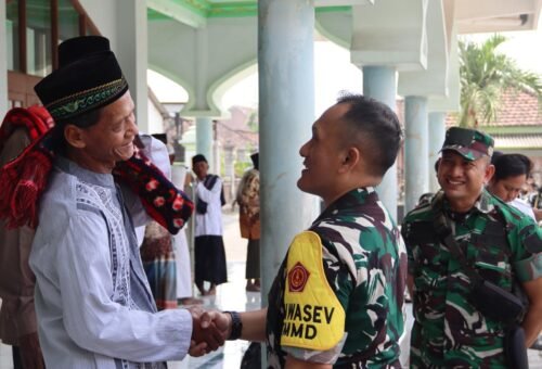 Momen Kebersamaan TNI dan Masyarakat di Desa Kesongo: Rangkaian TMMD 129