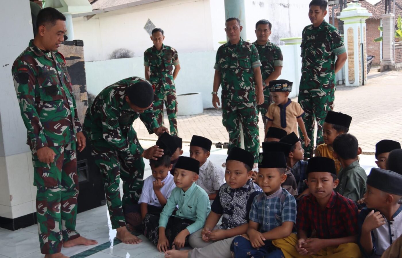 Momen Menyentuh di TMMD 129 Bojonegoro: Ketika TNI Menjalin Persahabatan dengan Anak-Anak di Kesongo