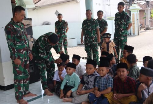 Momen Menyentuh di TMMD 129 Bojonegoro: Ketika TNI Menjalin Persahabatan dengan Anak-Anak di Kesongo