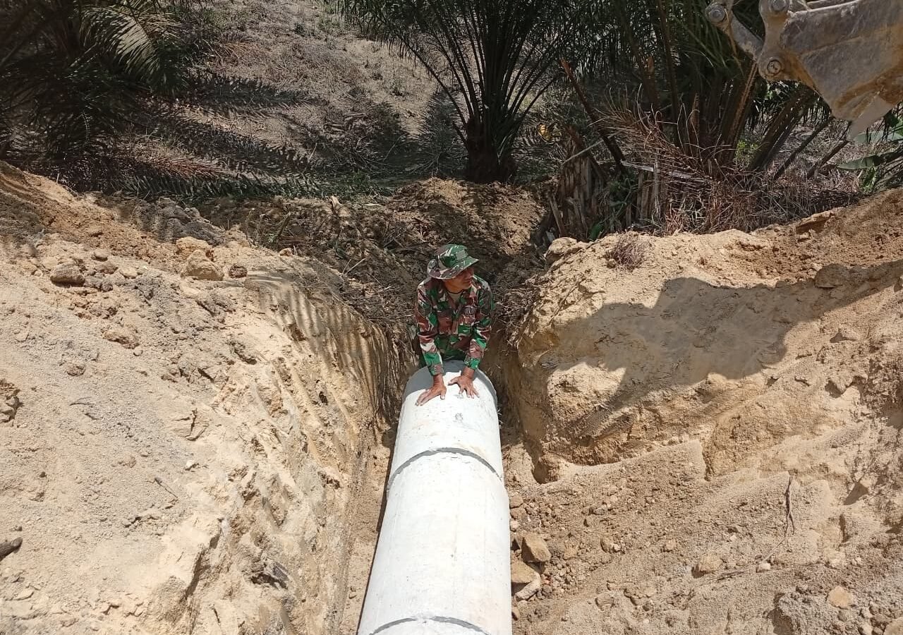 Tingkatkan Kualitas Jalan, Satgas TMMD 129 Bangka Perbaiki Sistem Drainase