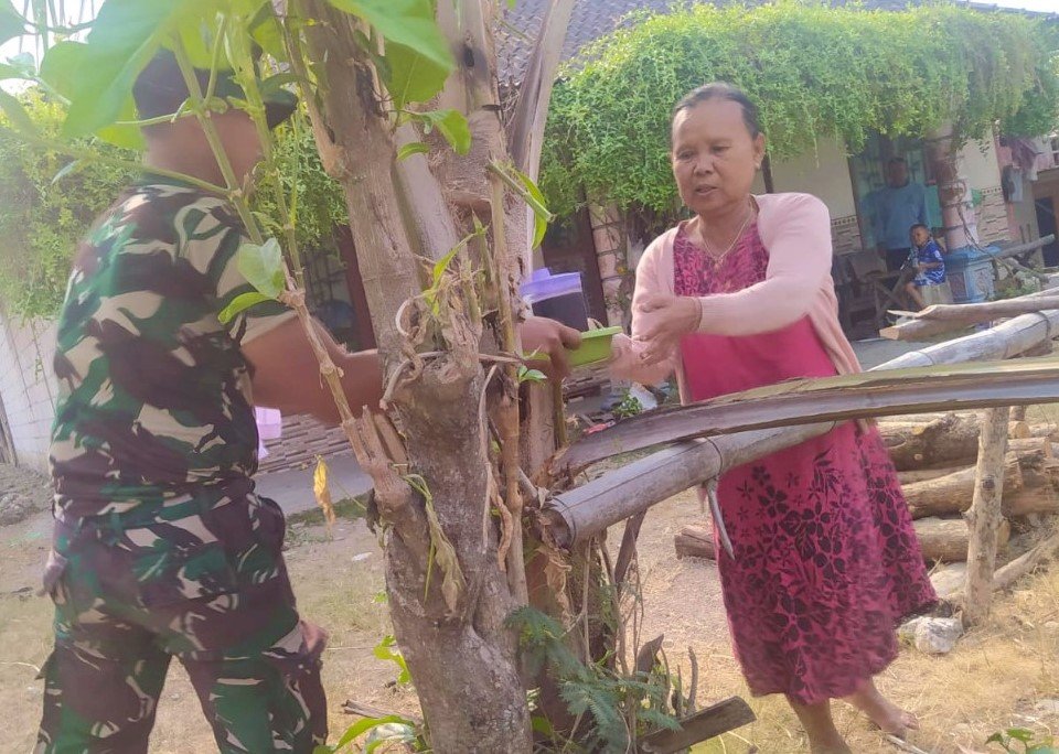 Kopi Hangat Ibu Muji: Simbol Sinergi TNI dan Masyarakat di TMMD 129 Bojonegoro