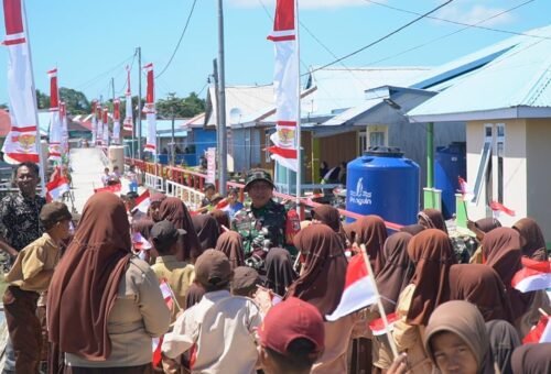 Kunjungan Tim Pengevaluasi TMMD Ke-129 Disambut Hangat Oleh Siswa di Kepulauan Umbele