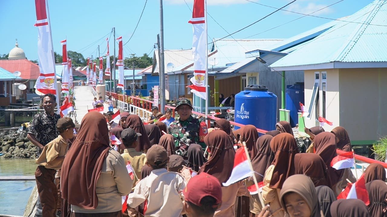 Kunjungan Tim Pengevaluasi TMMD Ke-129 Disambut Hangat Oleh Siswa di Kepulauan Umbele