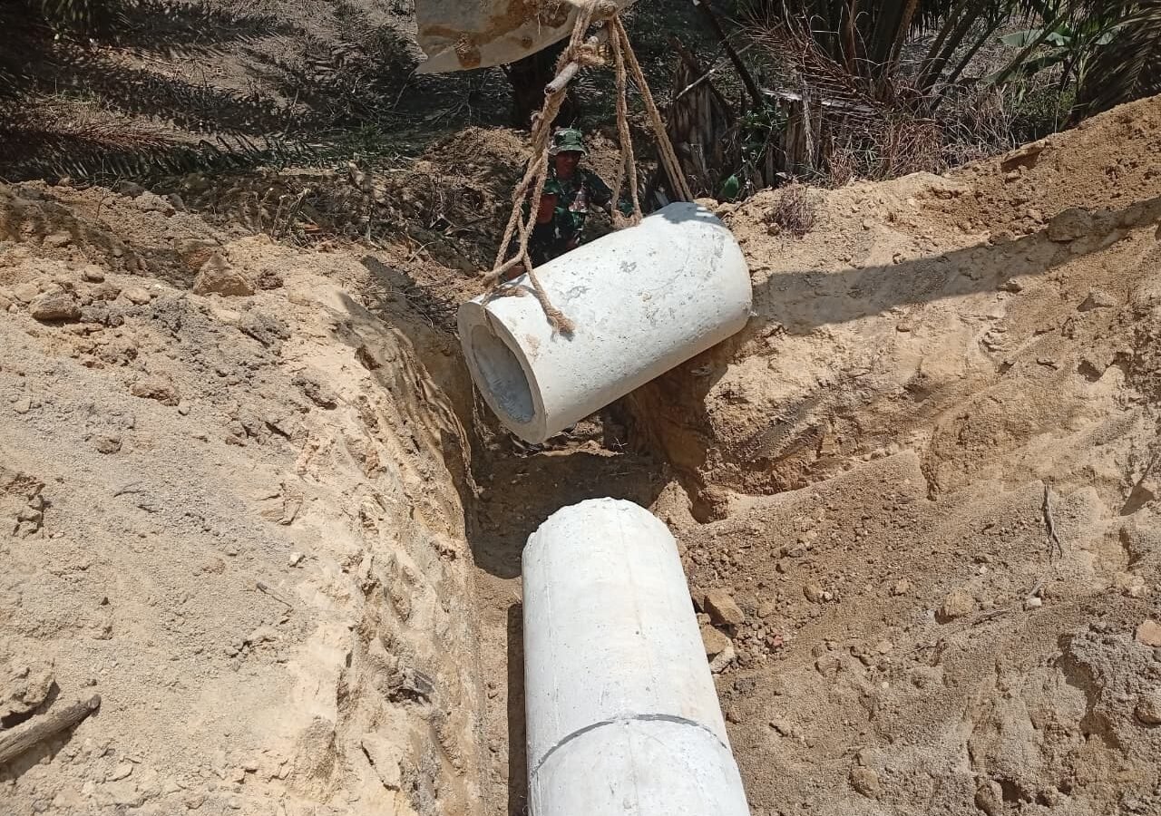 Ekskavator Percepat Pembangunan Drainase Jalan TMMD 129