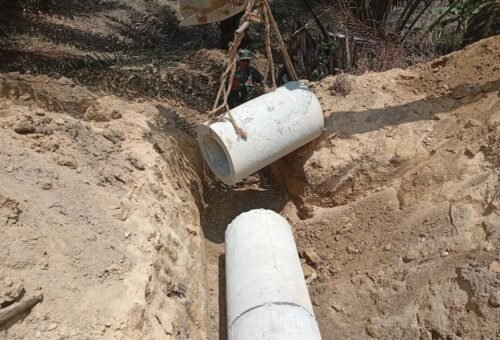 Ekskavator Percepat Pembangunan Drainase Jalan TMMD 129