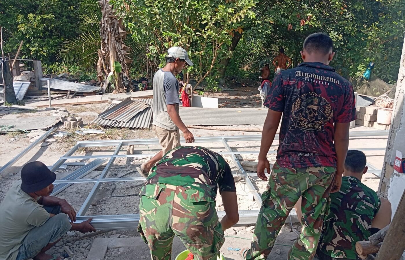 Pemasangan Rangka Dapur Dipercepat, Satgas TMMD 129 Kodim 0413/Bangka Perkuat Rumah Bapak Ardiansyah
