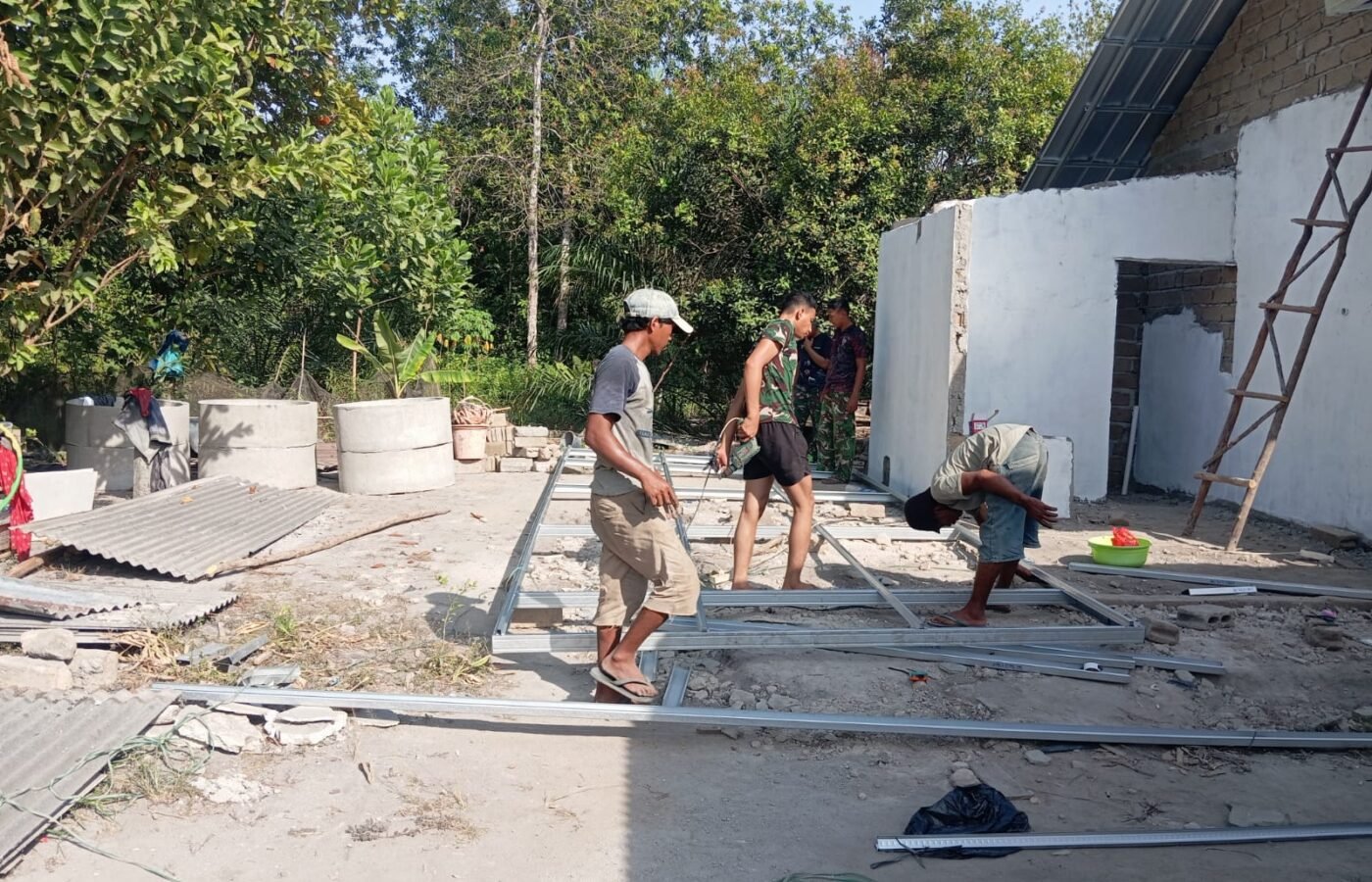 Kolaborasi TNI dan Warga dalam Rehabilitasi RTLH Bapak Ardiansyah di TMMD 129 Bangka