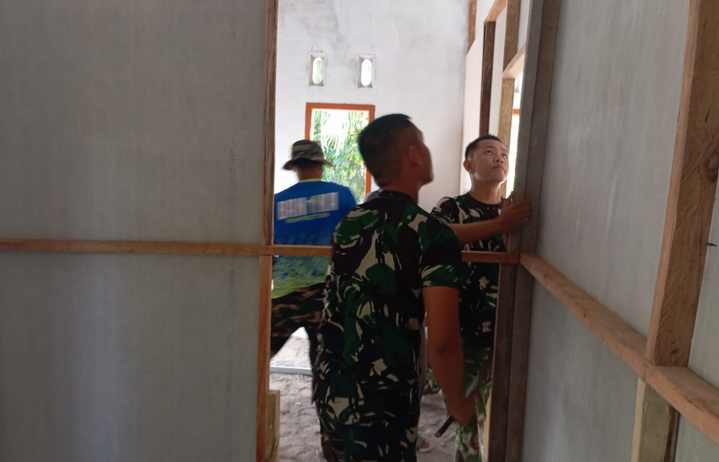 Progres Pemasangan Dek Kamar, Wujudkan Rumah Nyaman Bersama TMMD 129