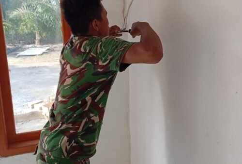 Transformasi Hunian Melalui Instalasi Listrik di TMMD Ke-129 Kodim 0413/Bangka