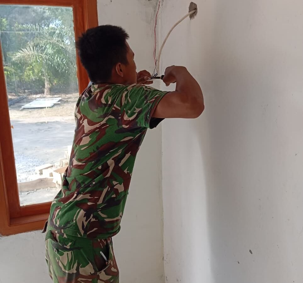 Transformasi Hunian Melalui Instalasi Listrik di TMMD Ke-129 Kodim 0413/Bangka