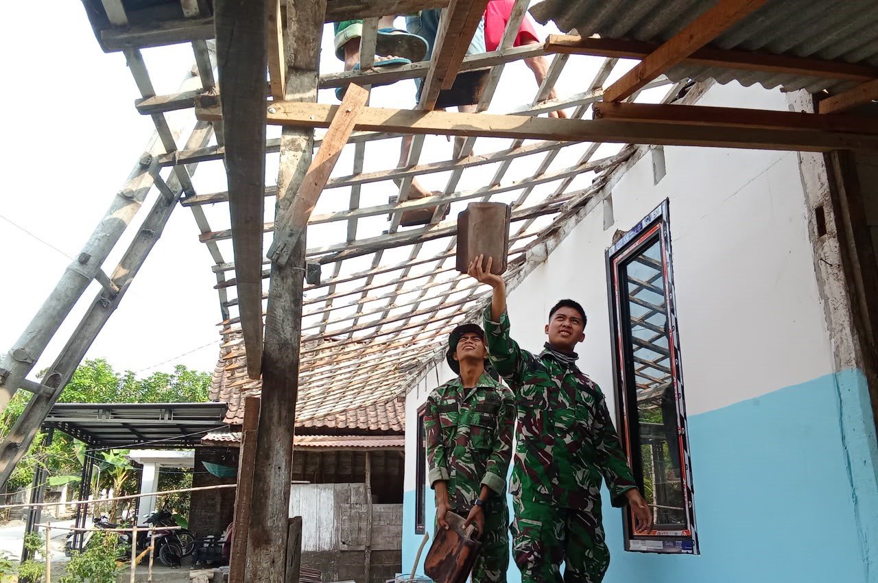 Transformasi Hunian Pak Ladi: Upaya Bersama Satgas TMMD 129 Bojonegoro