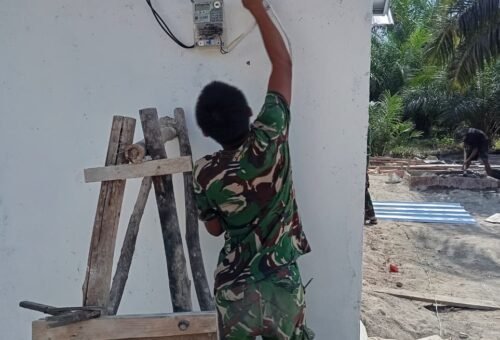 Satgas TMMD 129 Bangka Siapkan Hunian Ibu Rodia dengan Instalasi Listrik