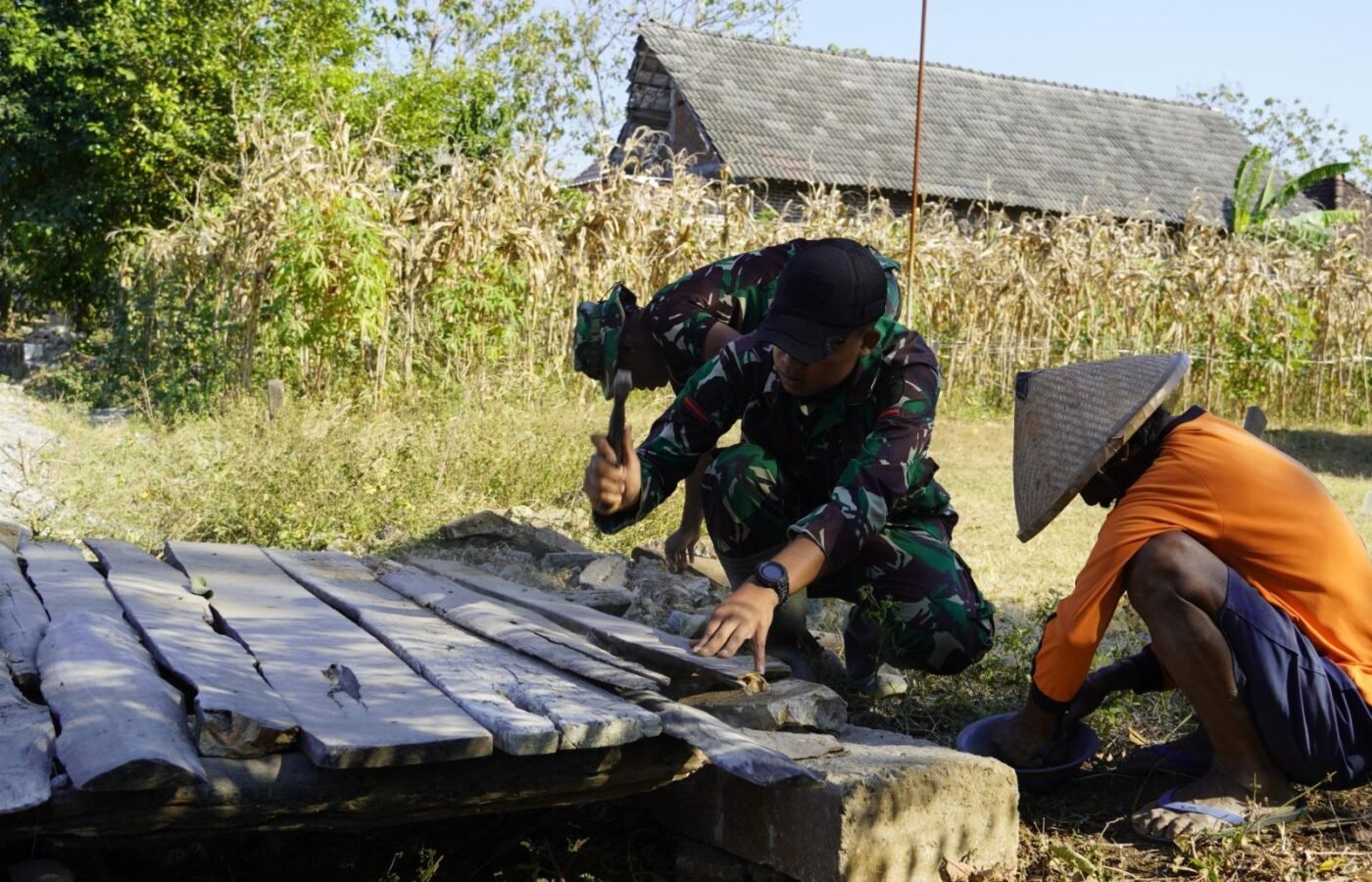 Satgas TMMD 129 Bojonegoro: Gotong Royong Membangun Jembatan Warga Kesongo