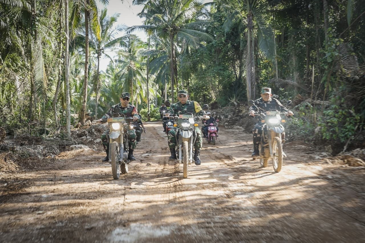 Mayjen TNI Muh. Muchidin Tinjau Proyek TMMD Ke-129 dan Berikan Bantuan Sosial di Polewali