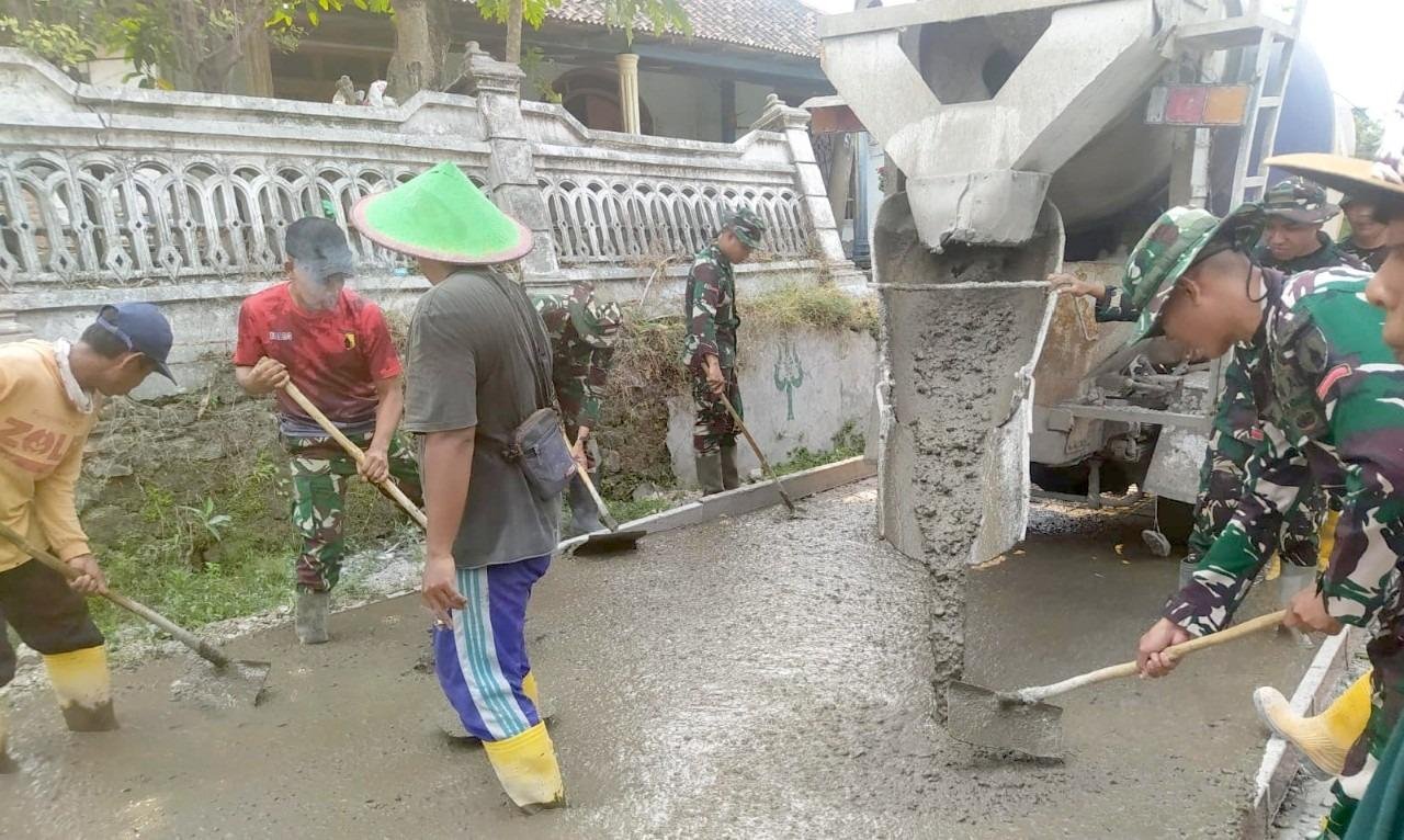 Kehangatan TMMD 129 di Dusun Mundu: Harapan Baru bagi Warga Kesongo melalui Jalan Beton