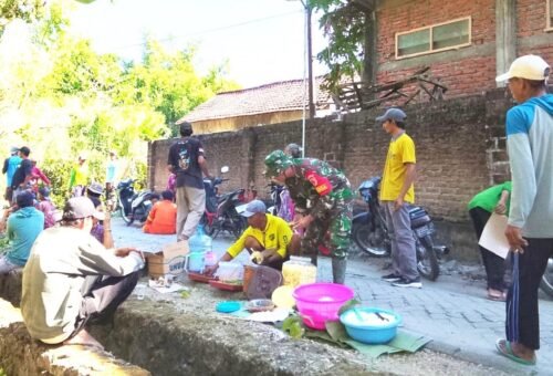 Keakraban di Tengah Pelaksanaan TMMD 129 di Bojonegoro