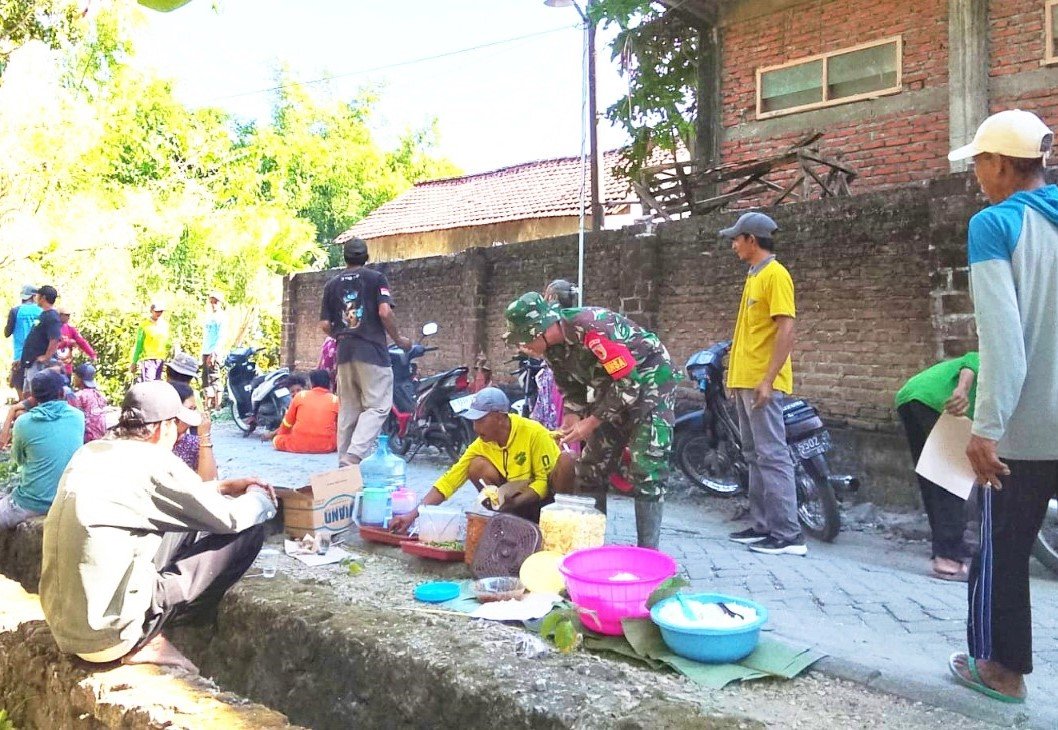 Keakraban di Tengah Pelaksanaan TMMD 129 di Bojonegoro