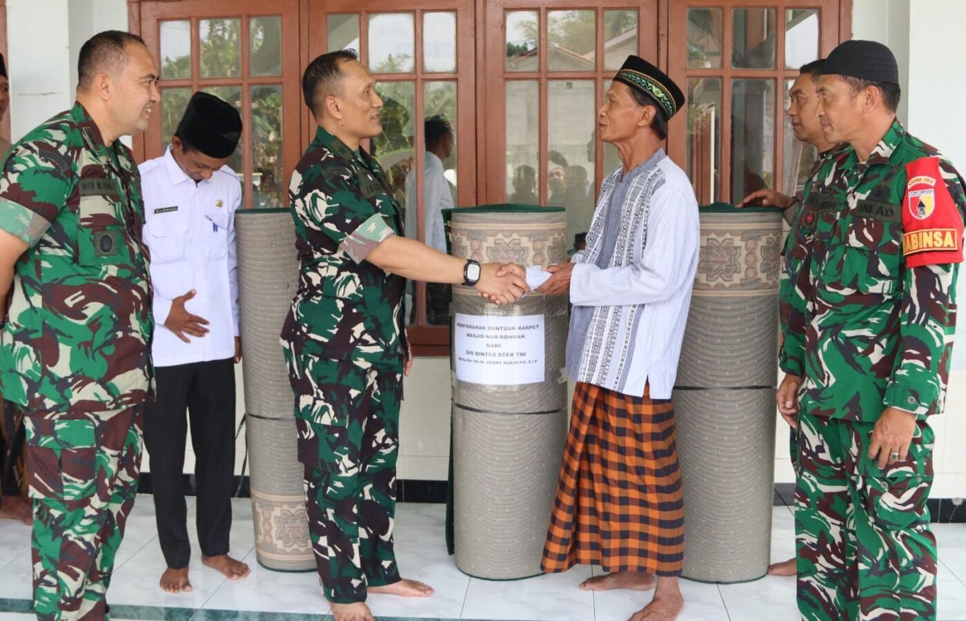 Kepedulian TNI: Bantuan Karpet untuk Masjid Nur Rohman di Bojonegoro