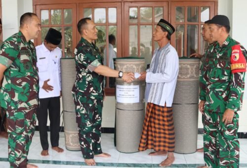 Kepedulian TNI: Bantuan Karpet untuk Masjid Nur Rohman di Bojonegoro
