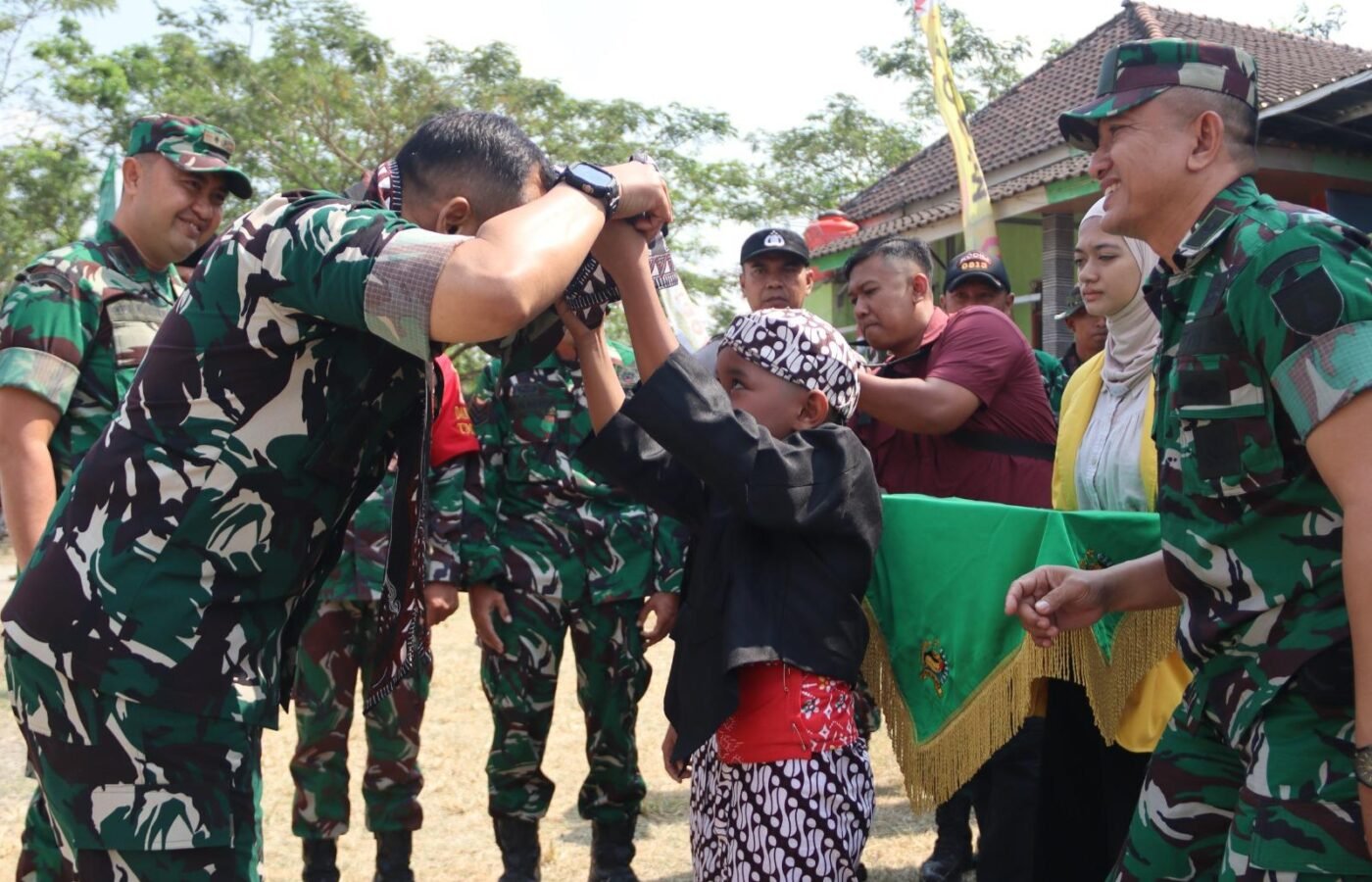 Tiga Generasi Menyambut Hangat Kunjungan Jenderal di Bojonegoro