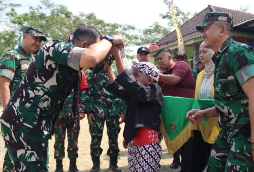 Tiga Generasi Menyambut Hangat Kunjungan Jenderal di Bojonegoro