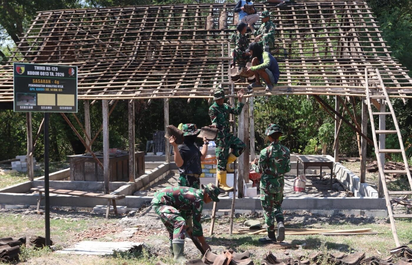 Sinergi TNI dan Warga Desa Kesongo dalam Renovasi Rumah Mbah Kardo
