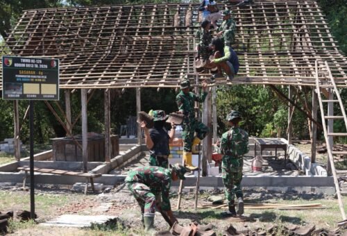 Sinergi TNI dan Warga Desa Kesongo dalam Renovasi Rumah Mbah Kardo