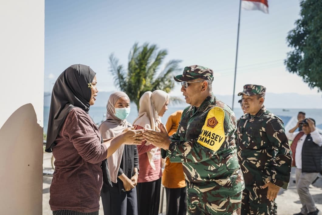 Mayjen TNI Muh. Muchidin Kunjungi Puskesmas Umbele untuk Cegah Stunting dan Berikan Bantuan Gizi
