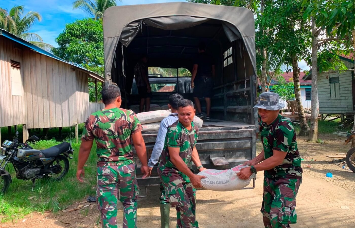 Sinergi TNI dan Masyarakat Terwujud dalam Gotong Royong Satgas TMMD