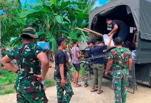 Penyaluran Material Pembangunan oleh Satgas TMMD Kodim 1206/Putussibau di Desa Belatung