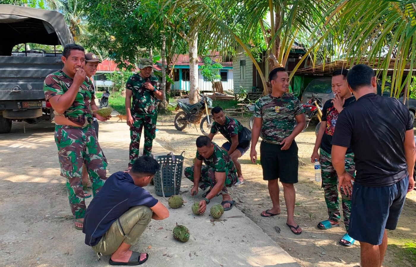 Kehangatan Kegiatan TMMD: Durian Mempererat Ikatan TNI dan Warga Ulak Pauk