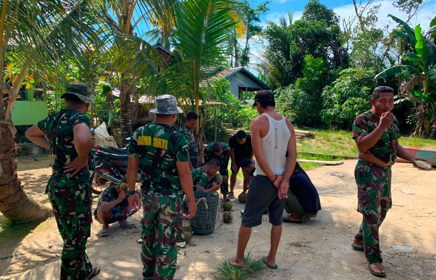 Kegiatan Santai Satgas TMMD Kodim 1206/Putussibau Bersama Warga Ulak Pauk