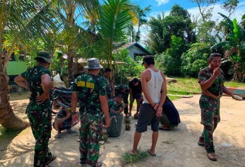 Kegiatan Santai Satgas TMMD Kodim 1206/Putussibau Bersama Warga Ulak Pauk