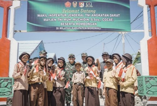 Kedatangan Wairjenad Diterima Hangat oleh Warga dan Siswa di TMMD Ke-129 Kepulauan Umbele