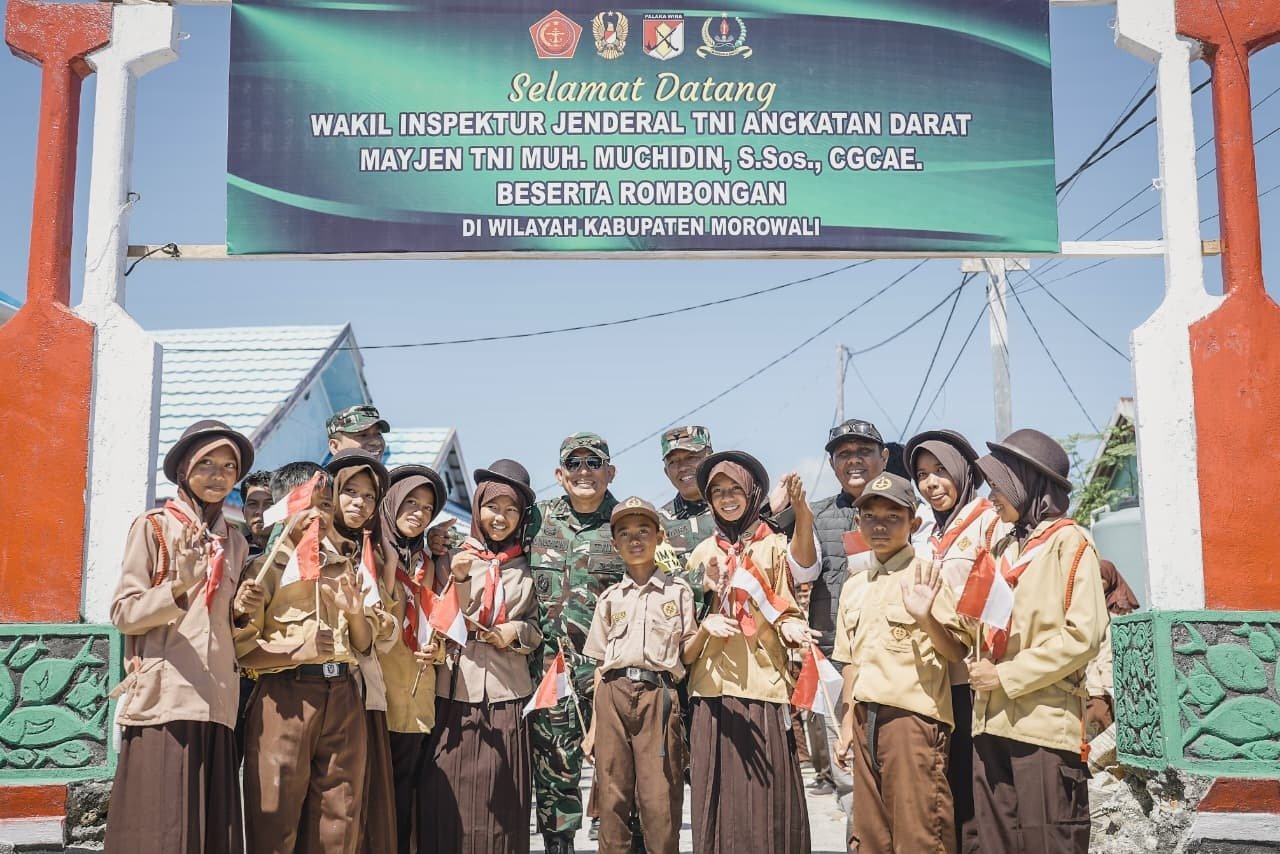 Kedatangan Wairjenad Diterima Hangat oleh Warga dan Siswa di TMMD Ke-129 Kepulauan Umbele
