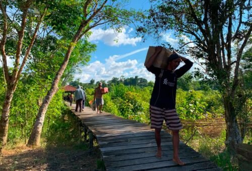Semangat Tak Kenal Medan, Satgas TMMD Berhasil Distribusikan Material Melalui Sungai