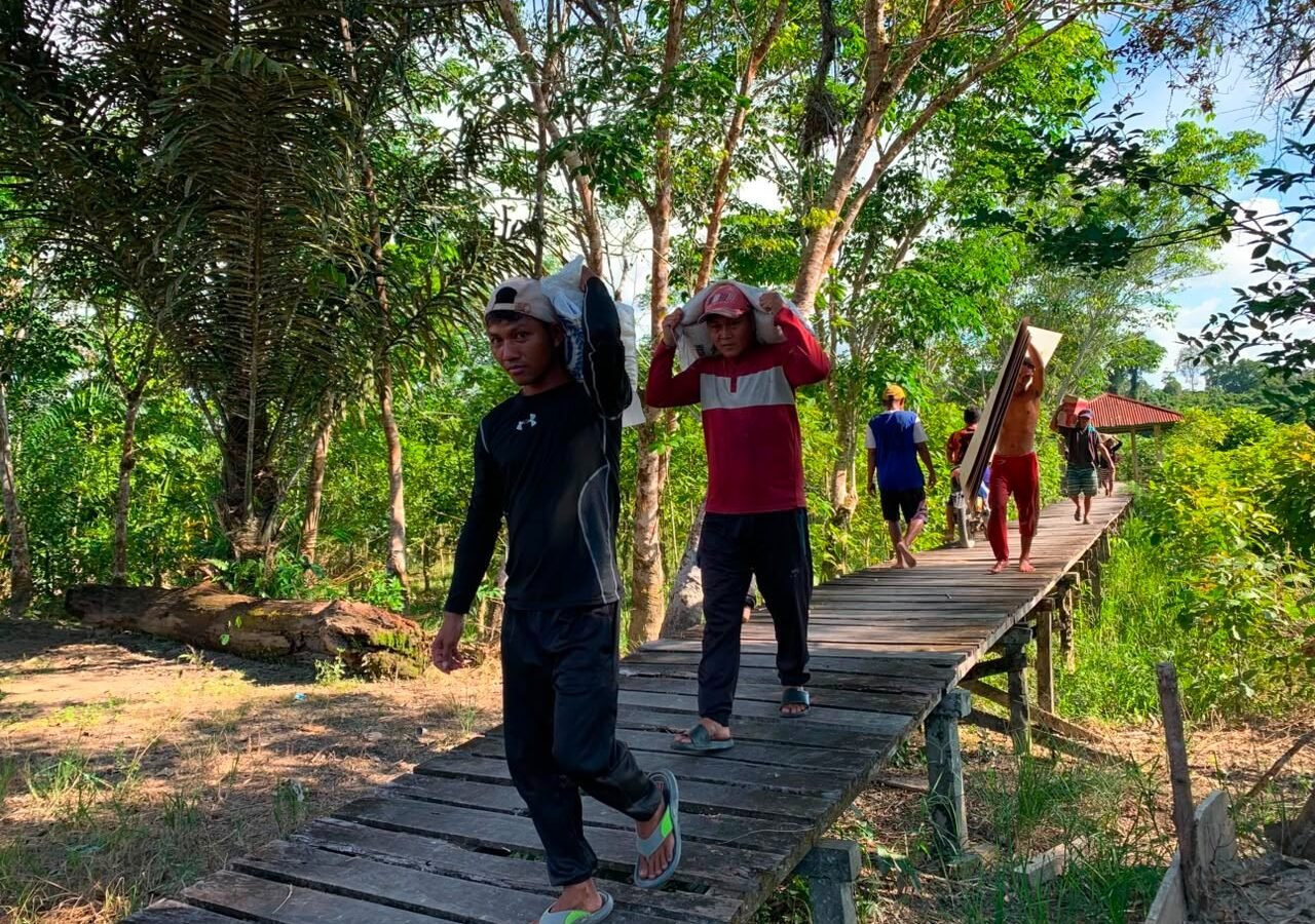 Kebersamaan Tim, Satgas TMMD Kodim 1206/Putussibau Siap Angkut Material ke Lokasi