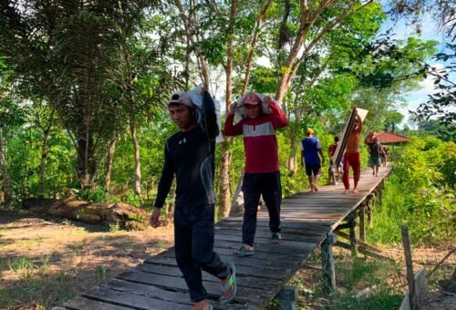 Kebersamaan Tim, Satgas TMMD Kodim 1206/Putussibau Siap Angkut Material ke Lokasi