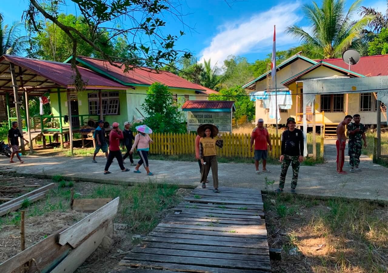 Pengiriman Material Pembangunan Melalui Jalur Sungai di Kapuas Hulu