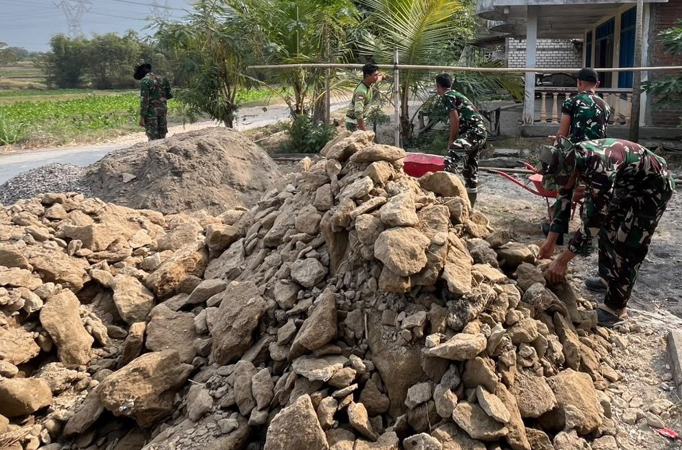 SEMANGAT GOTONG ROYONG DI DESA KESONGO
