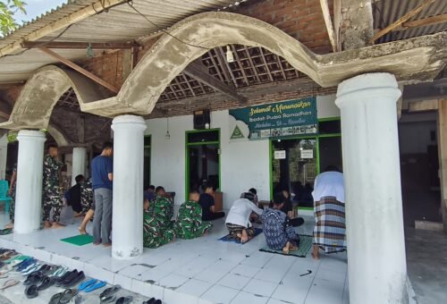 Kesatuan dalam Ibadah: Sinergi Satgas TMMD ke 129 dengan Warga Desa Tlemang