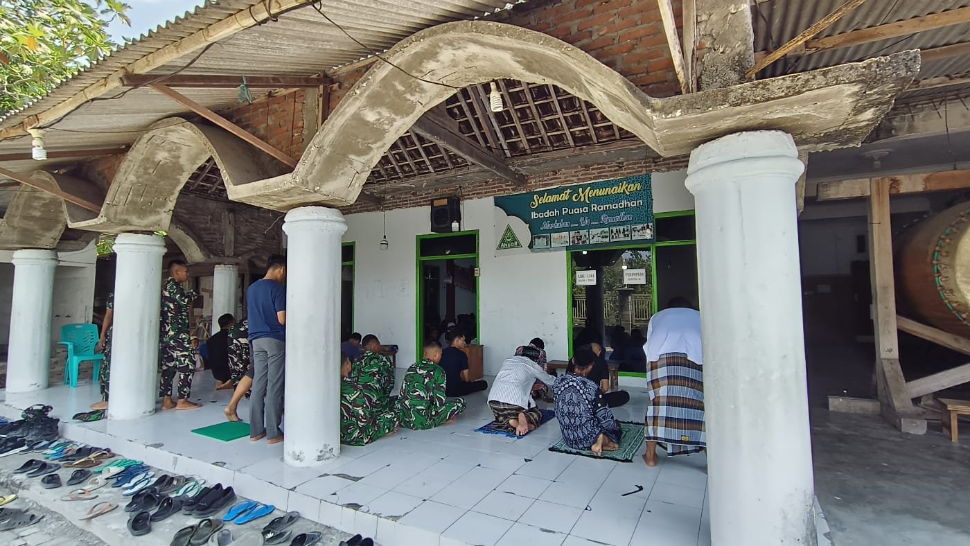 Kesatuan dalam Ibadah: Sinergi Satgas TMMD ke 129 dengan Warga Desa Tlemang