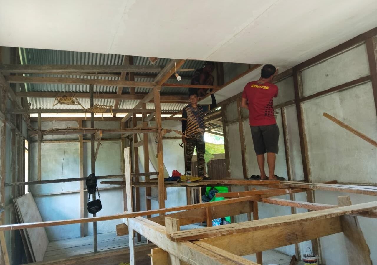 Mewujudkan Hunian Nyaman, Satgas TMMD Kodim 1206/Putussibau Gencarkan Pemasangan Plafon RTLH