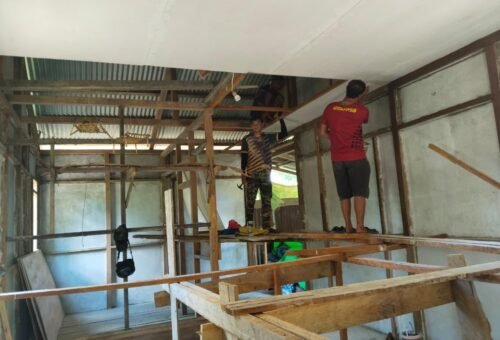 Mewujudkan Hunian Nyaman, Satgas TMMD Kodim 1206/Putussibau Gencarkan Pemasangan Plafon RTLH