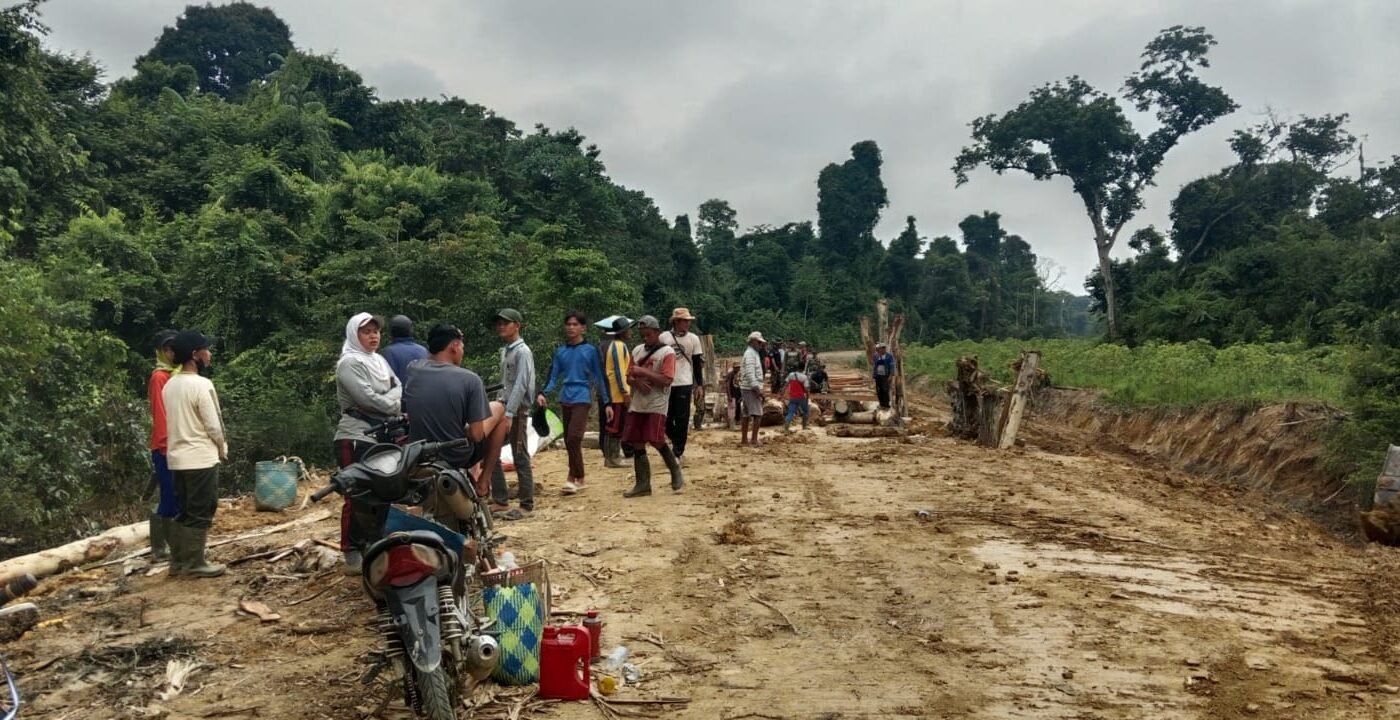 Gotong Royong Masyarakat Dorong Keberhasilan TMMD ke-129 Di Kapuas Hulu