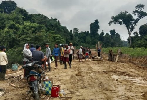 Gotong Royong Masyarakat Dorong Keberhasilan TMMD ke-129 Di Kapuas Hulu
