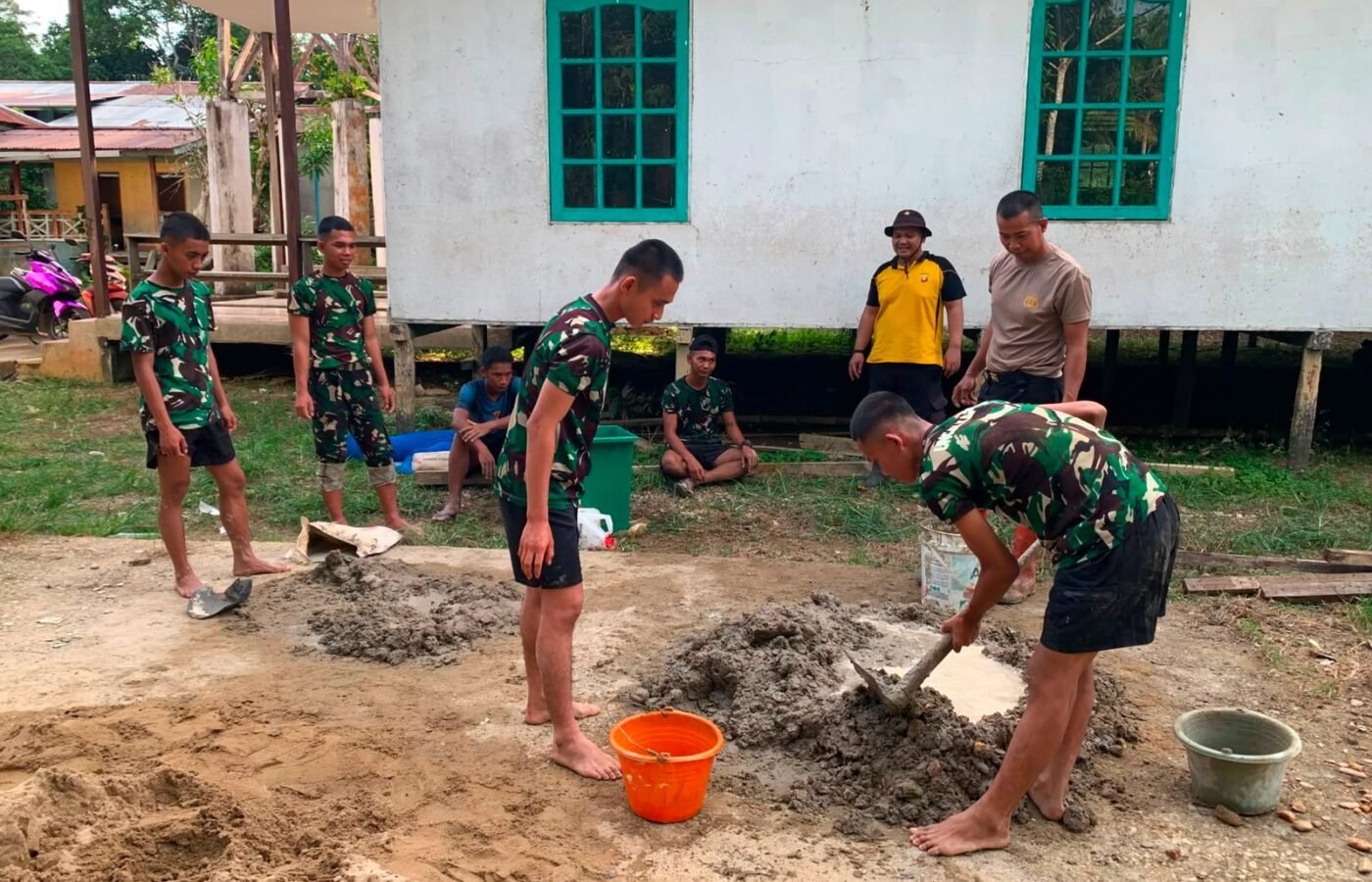 Kolaborasi TNI-Polri Mempercepat Proyek MCK di Gereja Santo Fransiskus Xaverius