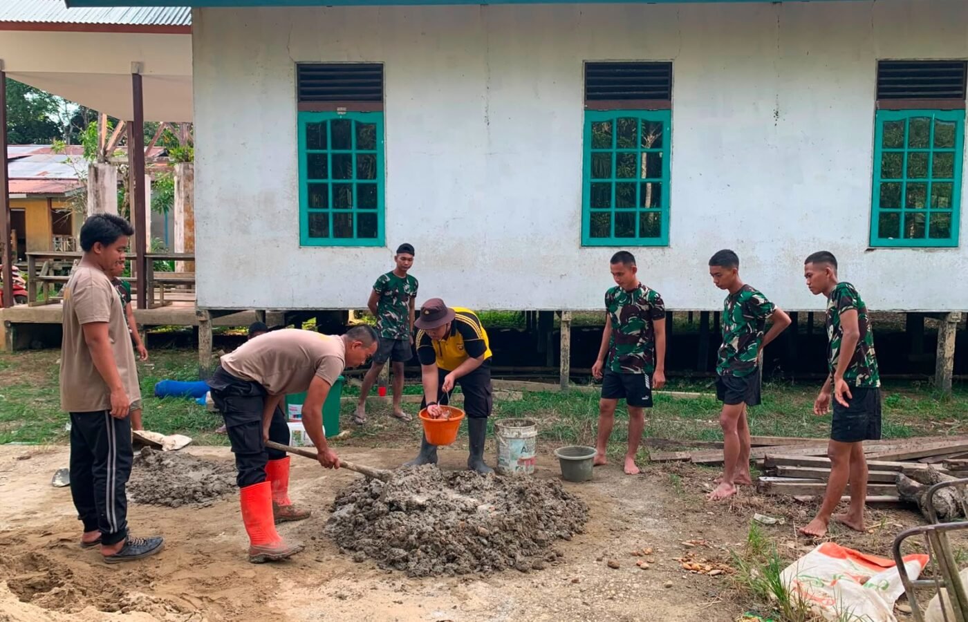 Kolaborasi TNI dan Polri Percepat Fasilitas Sanitasi di Ulak Pauk