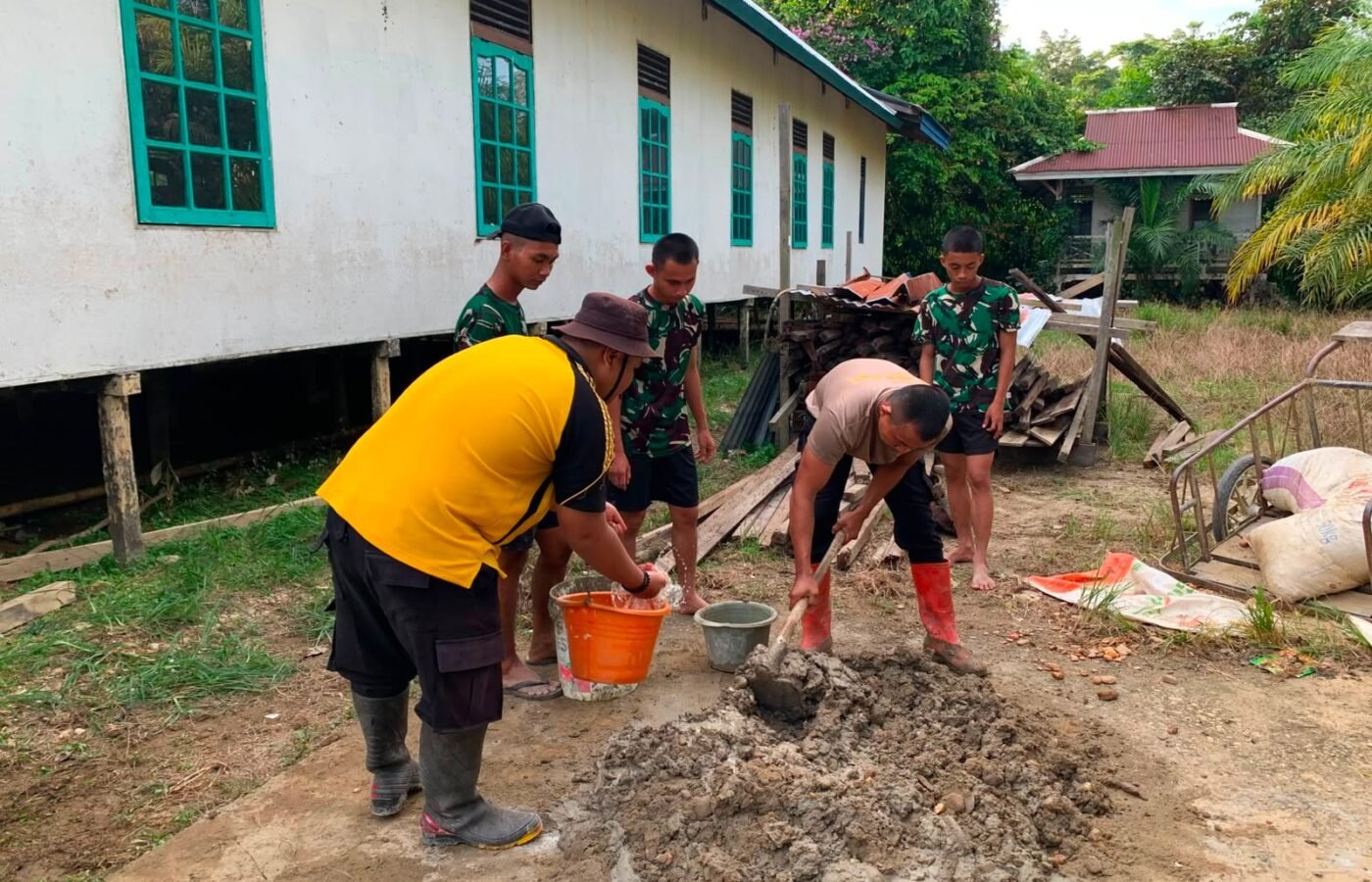 Kerjasama TNI-Polri dalam TMMD, Membangun Fasilitas untuk Masyarakat Desa Ulak Pauk