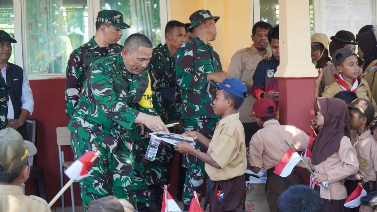 Kunjungan Wairjenad untuk Rehabilitasi Ruang OSIS dan Interaksi dengan Pelajar di Umbele